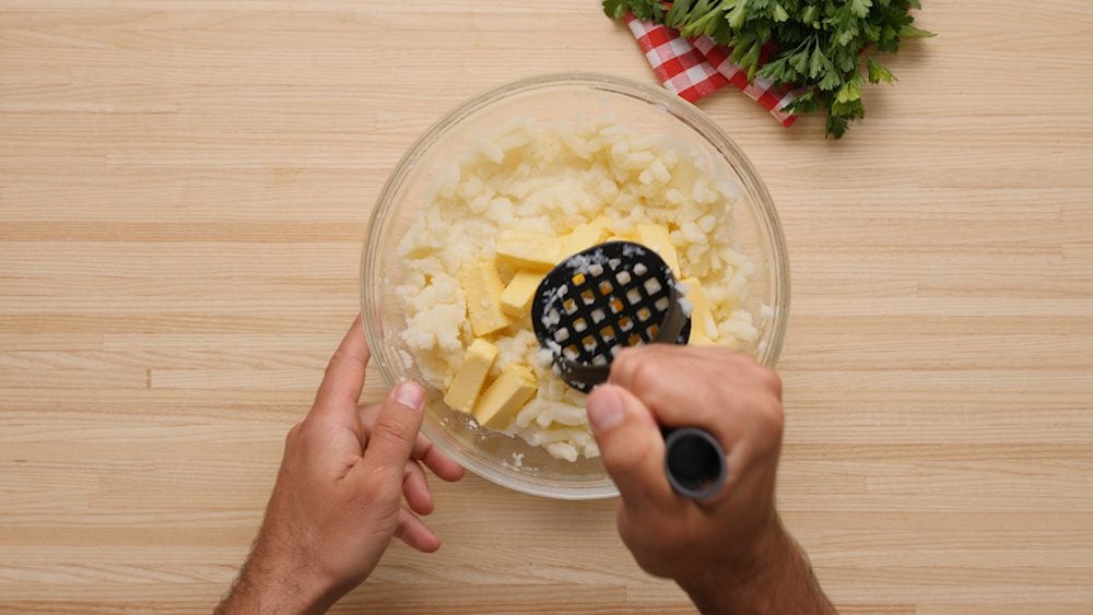 Recept na šťavnaté karbanátky s rajčatovou omáčkou a bramborovou kaší