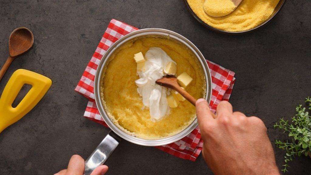 Netradiční recept: Kukuřičná kaše se sýrem a smetanou zapečená v troubě 