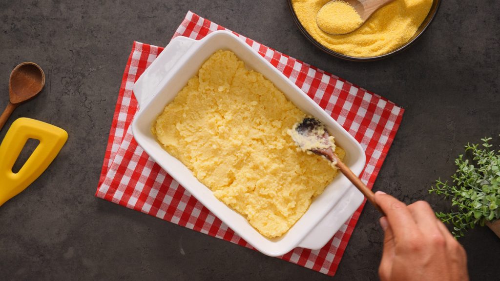 Netradiční recept: Kukuřičná kaše se sýrem a smetanou zapečená v troubě 