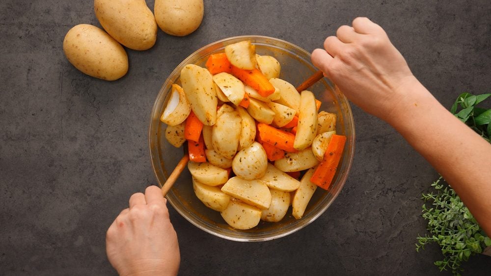 Lahodná pečená vepřová žebra se zeleninou – Snadný a chutný recept