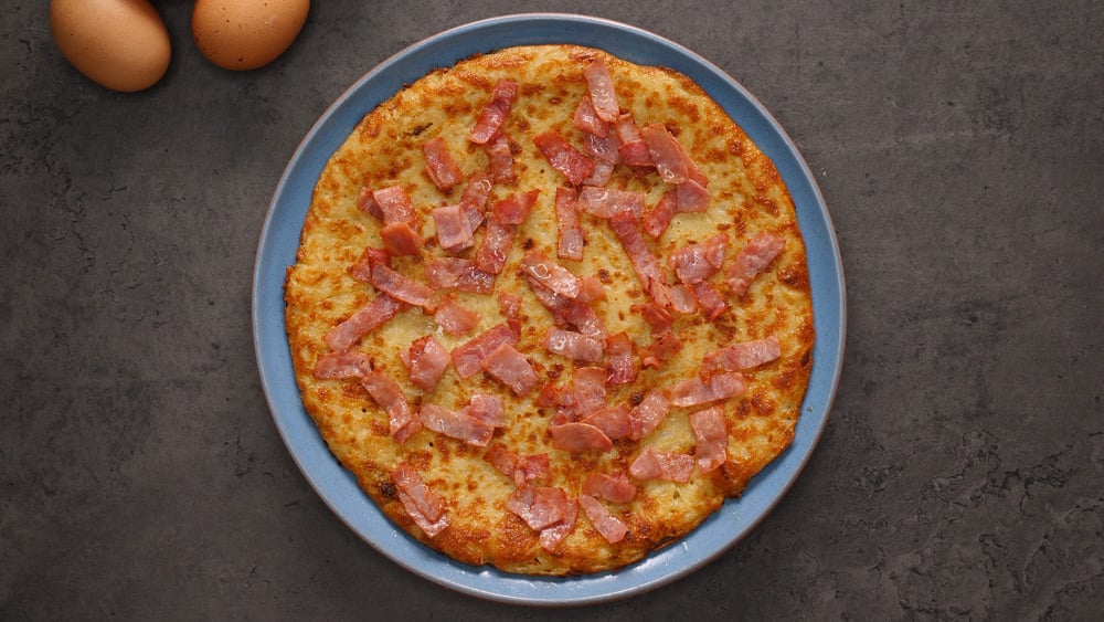 Křupavá bramborová pizza se slaninou a cibulí - rychlý a snadný recept na domácí pochoutku na pánvi