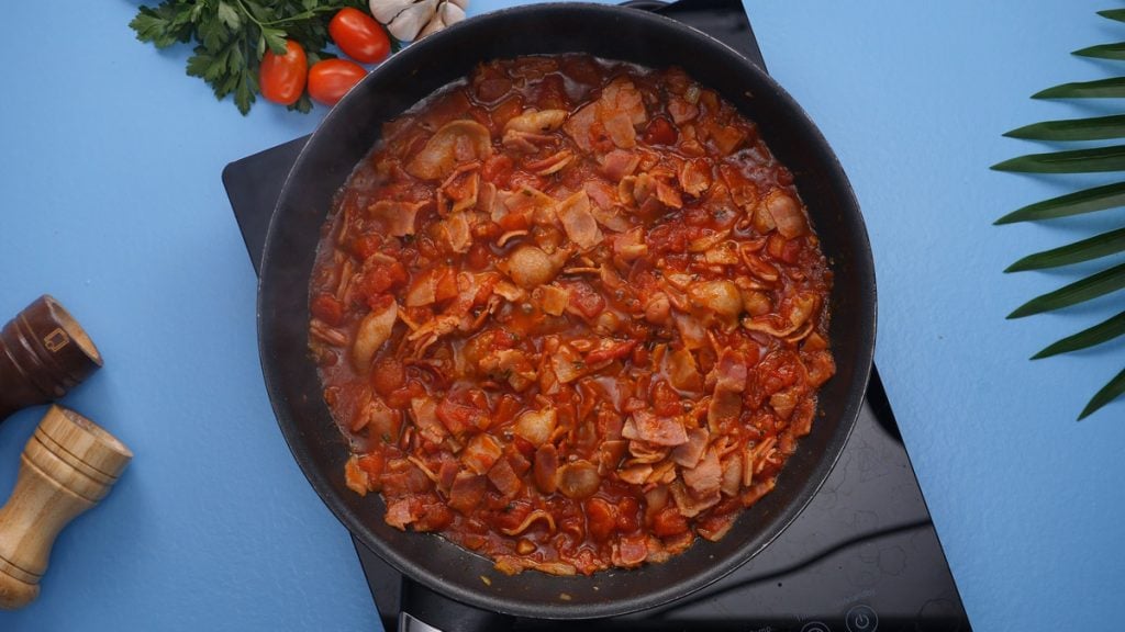 Lahodné špagety se slaninou, rajčaty a rozpuštěnou mozzarellou – snadný recept na italskou klasiku