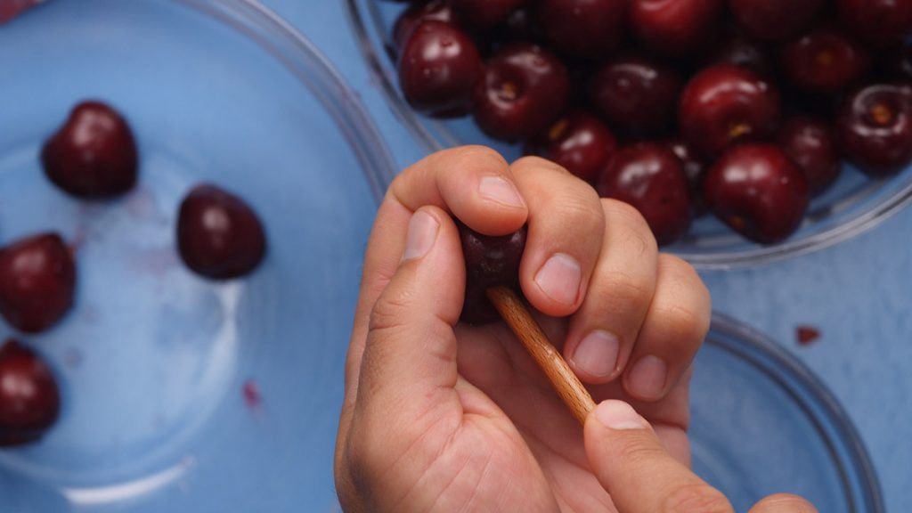 Jednoduchý třešňový koláč s jogurtem: Dokonalý dezert připravený za pár minut!