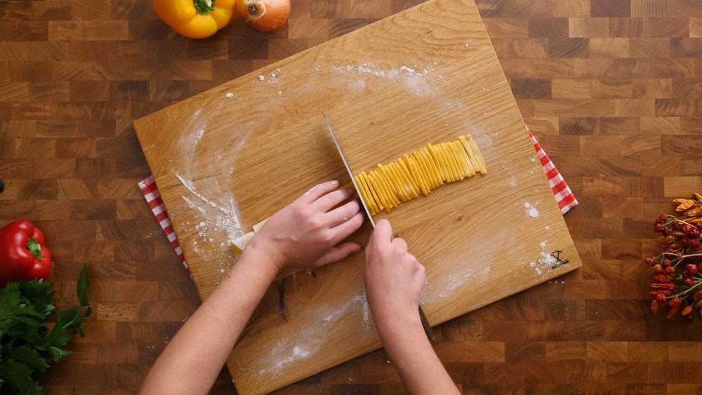 Krůtí polévka s domácími nudlemi a zeleninou – tradiční recept plný chutí