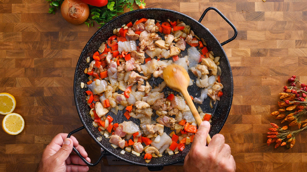 Španělská paella s kuřecím masem, kalamáry a krevetami – Snadný recept krok za krokem