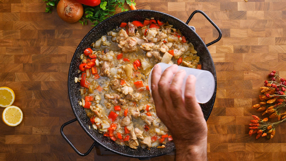 Španělská paella s kuřecím masem, kalamáry a krevetami – Snadný recept krok za krokem