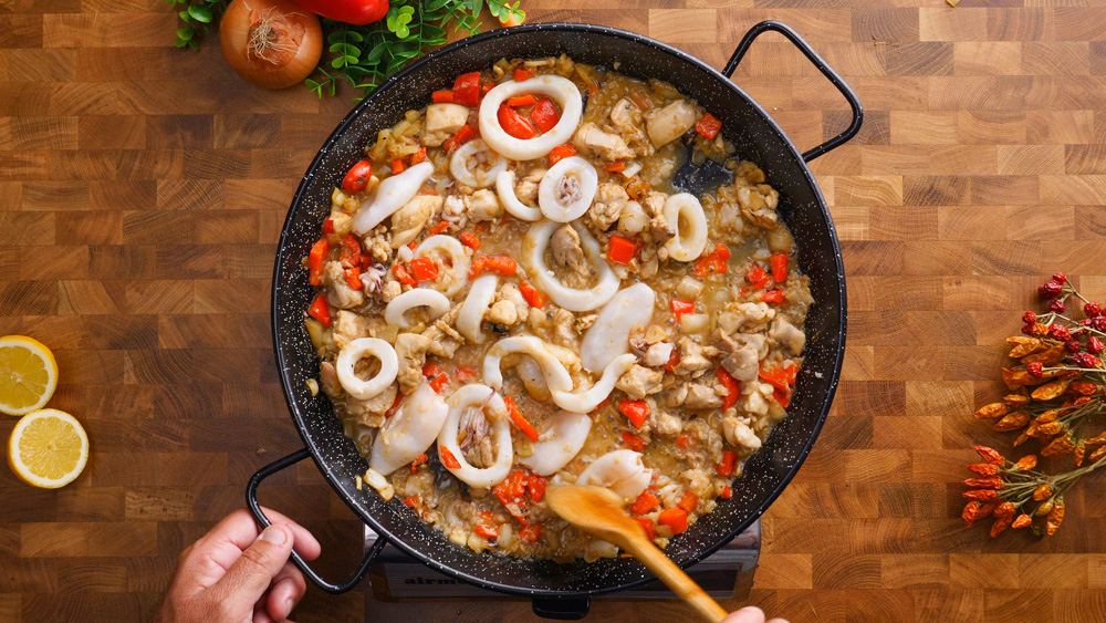 Španělská paella s kuřecím masem, kalamáry a krevetami – Snadný recept krok za krokem