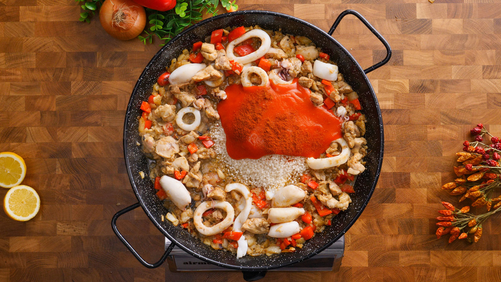 Španělská paella s kuřecím masem, kalamáry a krevetami – Snadný recept krok za krokem