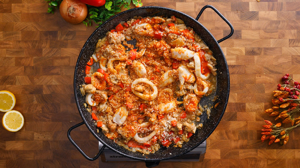 Španělská paella s kuřecím masem, kalamáry a krevetami – Snadný recept krok za krokem