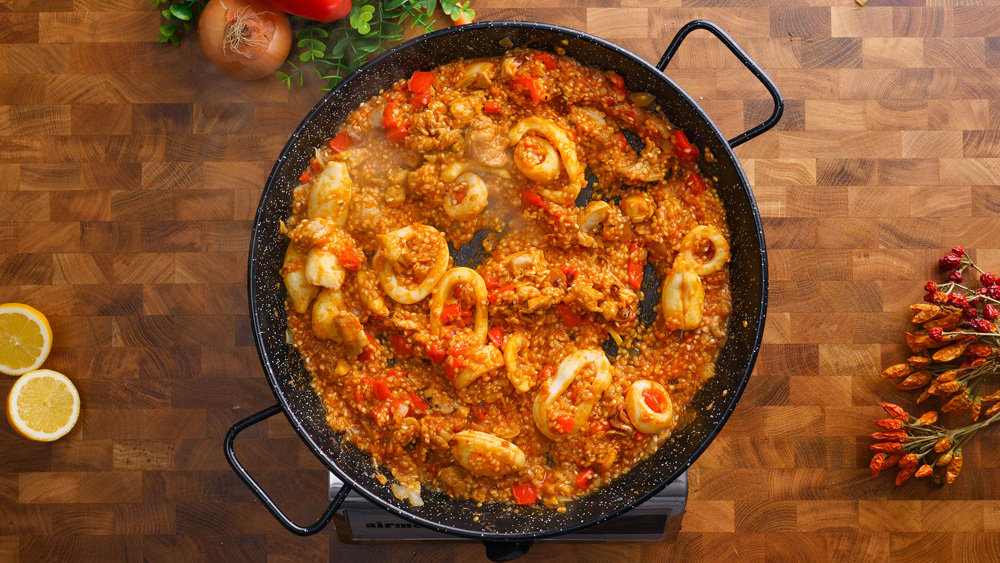 Španělská paella s kuřecím masem, kalamáry a krevetami – Snadný recept krok za krokem