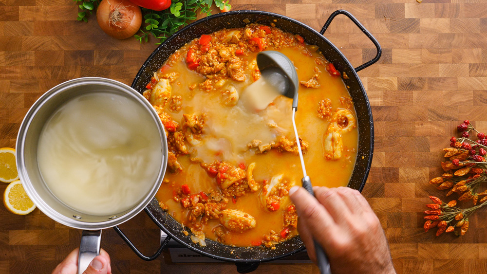 Španělská paella s kuřecím masem, kalamáry a krevetami – Snadný recept krok za krokem