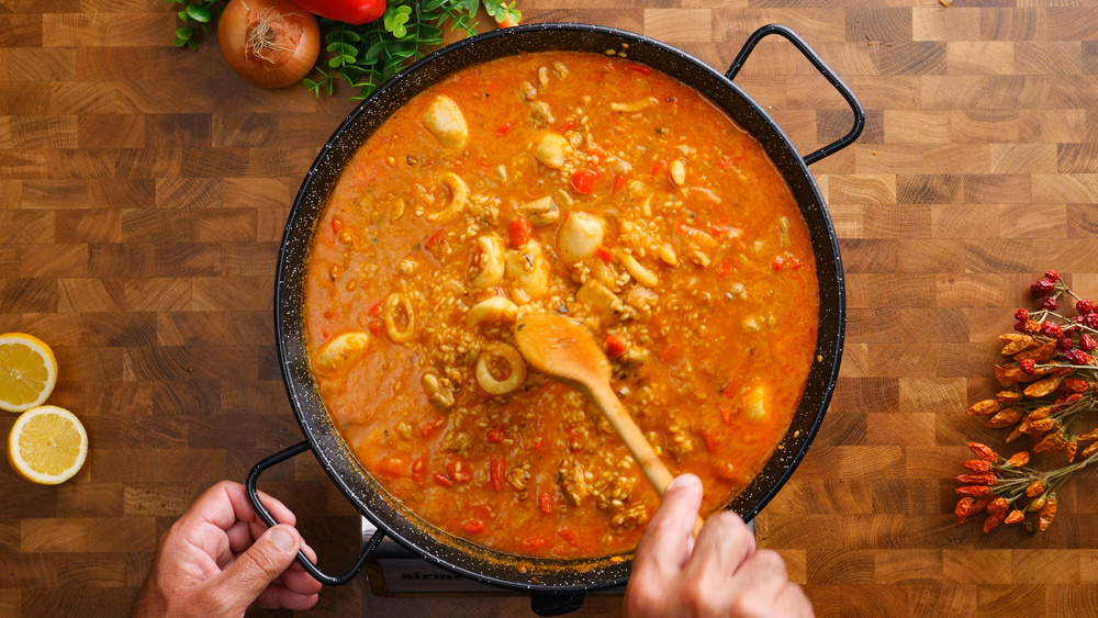 Španělská paella s kuřecím masem, kalamáry a krevetami – Snadný recept krok za krokem