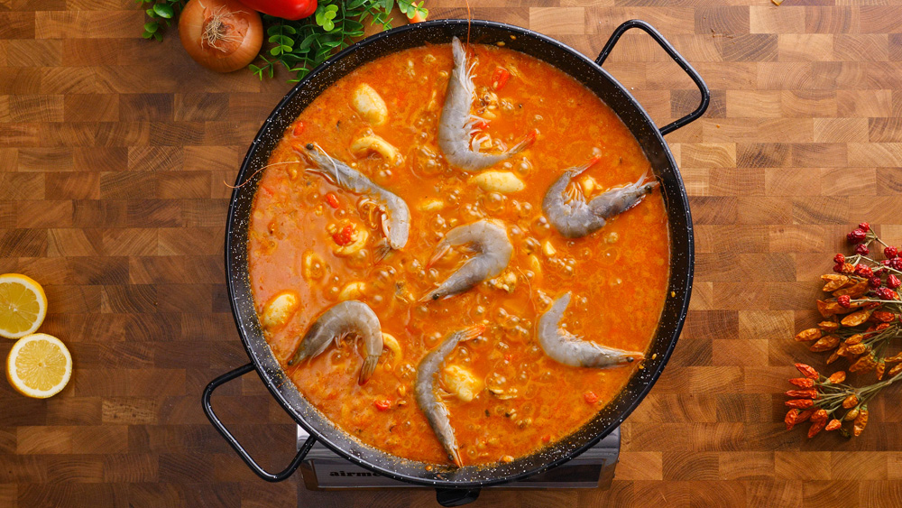 Španělská paella s kuřecím masem, kalamáry a krevetami – Snadný recept krok za krokem