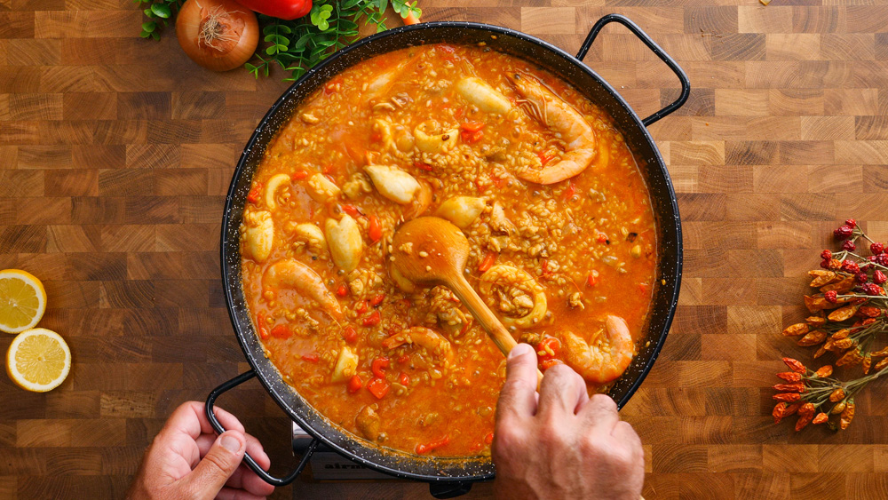 Španělská paella s kuřecím masem, kalamáry a krevetami – Snadný recept krok za krokem