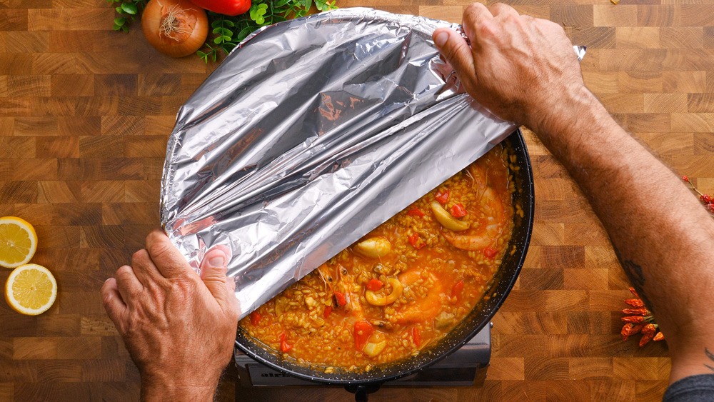 Španělská paella s kuřecím masem, kalamáry a krevetami – Snadný recept krok za krokem