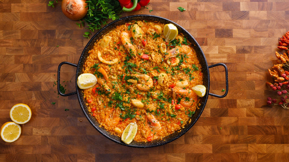 Španělská paella s kuřecím masem, kalamáry a krevetami – Snadný recept krok za krokem