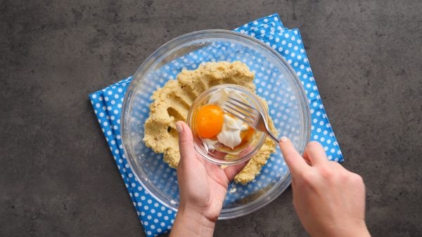 Jablečný koláč s vanilkovým krémem a šlehačkou - jednoduchý recept krok za krokem