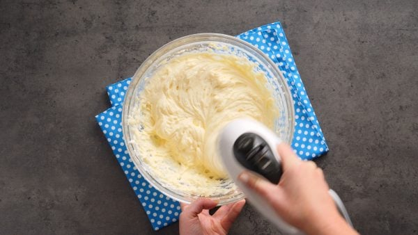 Jablečný koláč s vanilkovým krémem a šlehačkou - jednoduchý recept krok za krokem