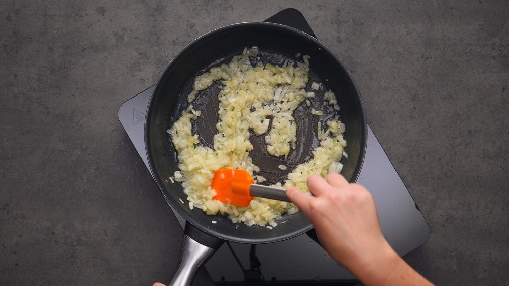 Smažená kuřecí prsa s brokolicí a smetanovou omáčkou