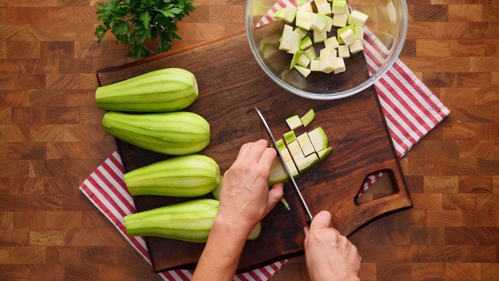 Lahodná cuketová polévka s uzeným masem a jogurtem: Recept krok za krokem