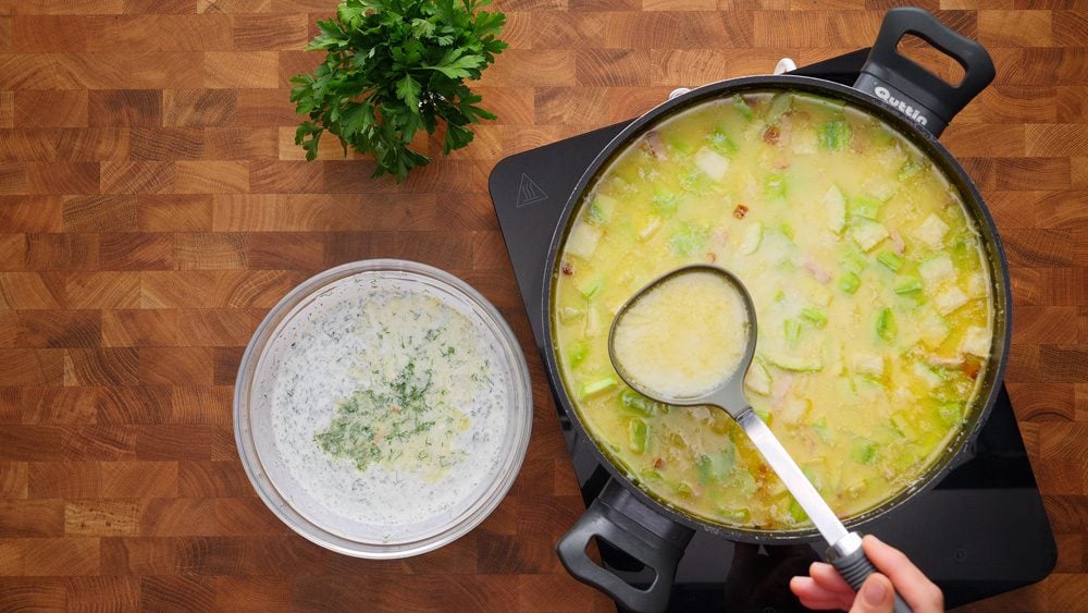 Lahodná cuketová polévka s uzeným masem a jogurtem: Recept krok za krokem