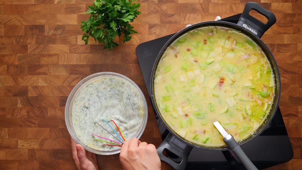 Lahodná cuketová polévka s uzeným masem a jogurtem: Recept krok za krokem