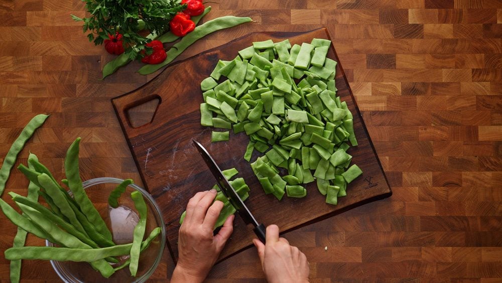 Polévka z fazolových lusků s uzeným kolenem a smetanou 🍲