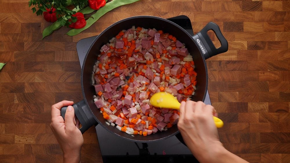 Polévka z fazolových lusků s uzeným kolenem a smetanou 🍲