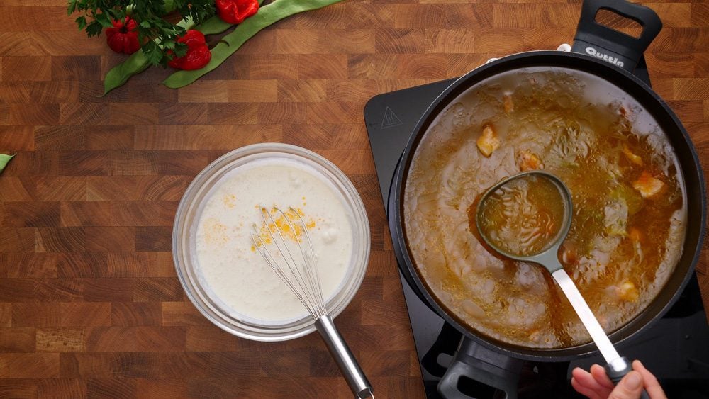 Polévka z fazolových lusků s uzeným kolenem a smetanou 🍲