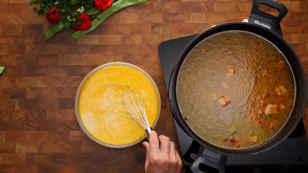 Polévka z fazolových lusků s uzeným kolenem a smetanou 🍲