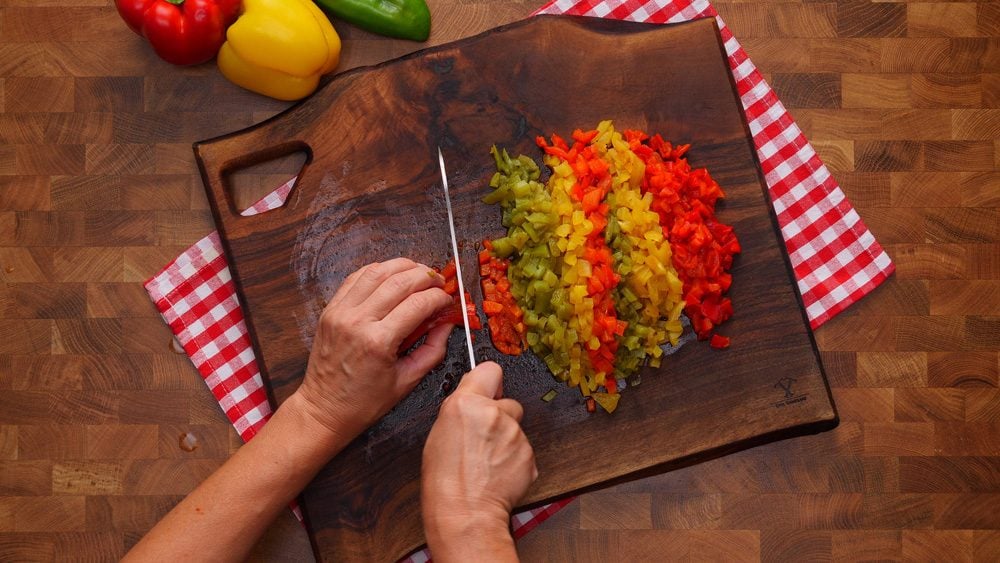 Grilovaná kuřecí stehna s pečenou zeleninou a bylinkovou omáčkou – jednoduchý recept plný chutí