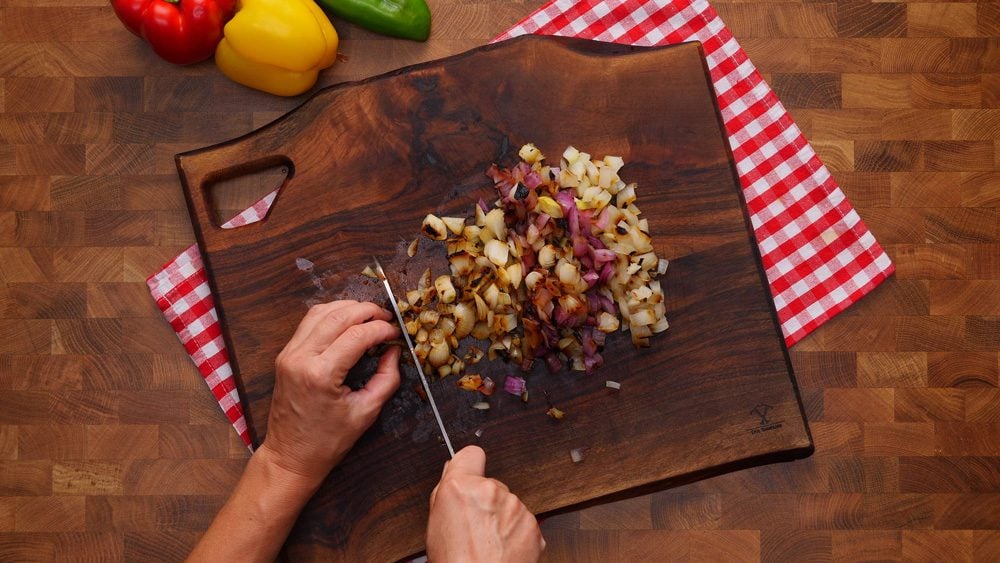 Grilovaná kuřecí stehna s pečenou zeleninou a bylinkovou omáčkou – jednoduchý recept plný chutí