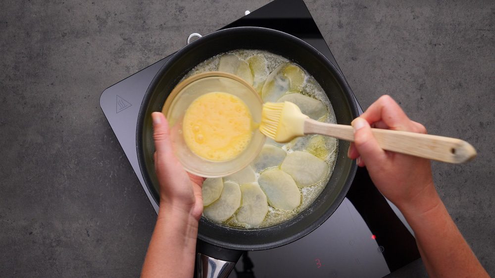 Jen 3 hlavní ingredience - Opékané brambory s cibulí a sýrem z jedné pánve