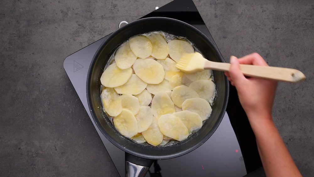 Jen 3 hlavní ingredience - Opékané brambory s cibulí a sýrem z jedné pánve