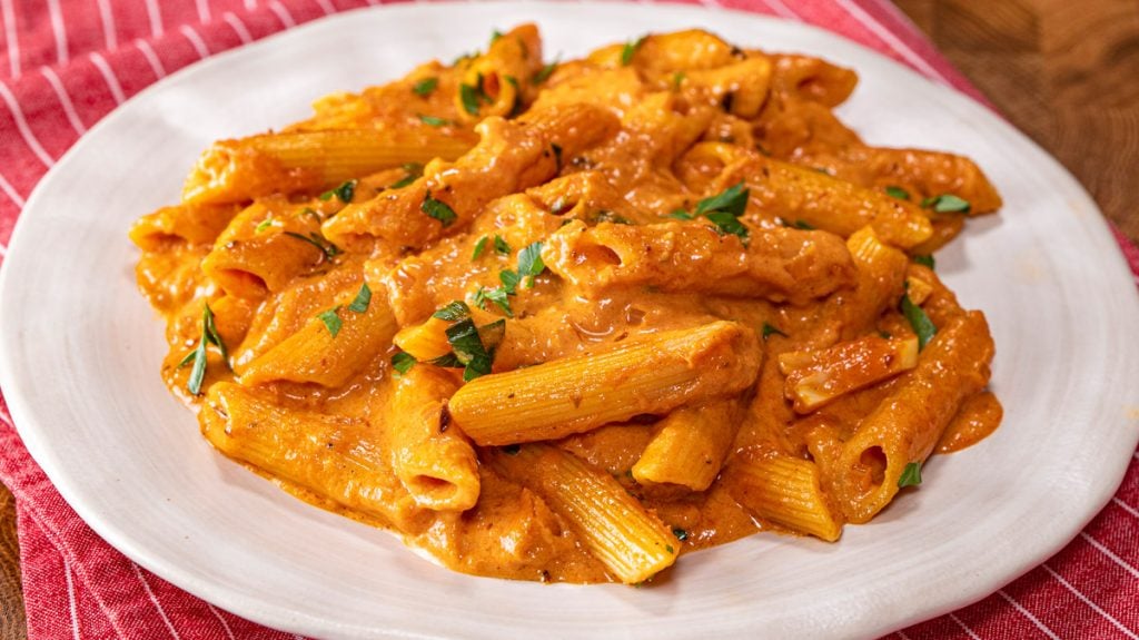 Krémové penne s rajčatovou omáčkou, česnekem a sýrem – jednoduchý recept