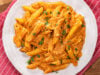 Krémové penne s rajčatovou omáčkou, česnekem a sýrem – jednoduchý recept