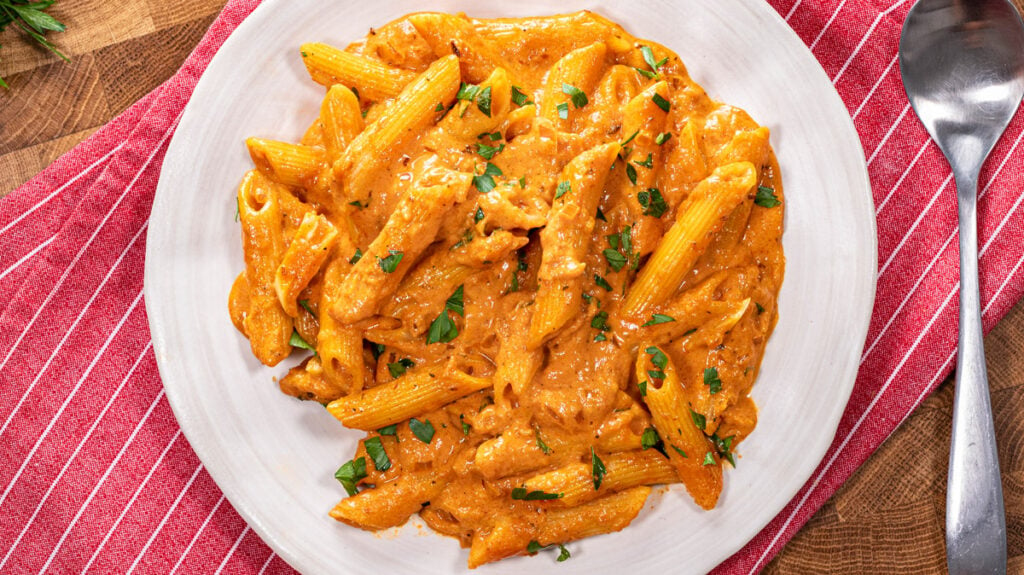 Krémové penne s rajčatovou omáčkou, česnekem a sýrem – jednoduchý recept