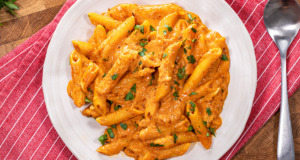 Krémové penne s rajčatovou omáčkou, česnekem a sýrem – jednoduchý recept Krémové penne s rajčatovou omáčkou, česnekem a sýrem – jednoduchý recept
