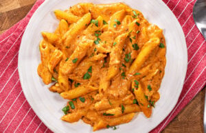 Krémové penne s rajčatovou omáčkou, česnekem a sýrem – jednoduchý recept