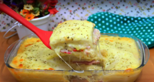 Krémové zapékané brambory se šunkou a mozzarellou, na kterých si pochutná každý