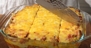 Zapékané penne těstoviny s mletým masem a pórkovou omáčkou se sýrem – mňam!