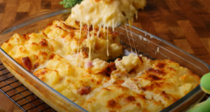 Zapékané brambory „Carbonara“ – skvělá kombinace brambor, slaniny a smetany