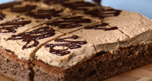 Jednoduchý a rychlý ořechový koláč s kávovým krémem – jen pár ingrediencí