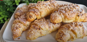 Domácí jablečné croissanty z listového těsta