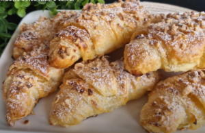 Domácí jablečné croissanty z listového těsta