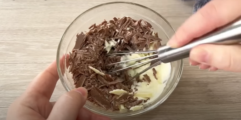 Mini dezertní sklenice Kinder Bueno, které jsou jednoduché na přípravu a neodolatelně chutné