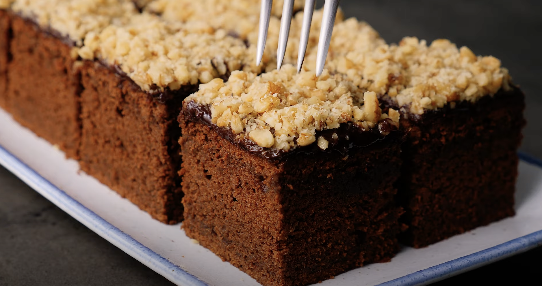 Kakaové brownies s rumovou příchutí a čokoládovou polevou s ořechy