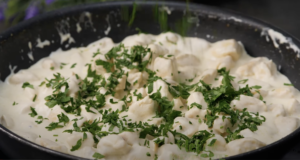 Krémová kuřecí prsa s parmazánem a česnekem: Rychlý a lahodný recept na každý den Krémová kuřecí prsa s parmazánem a česnekem: Rychlý a lahodný recept na každý den