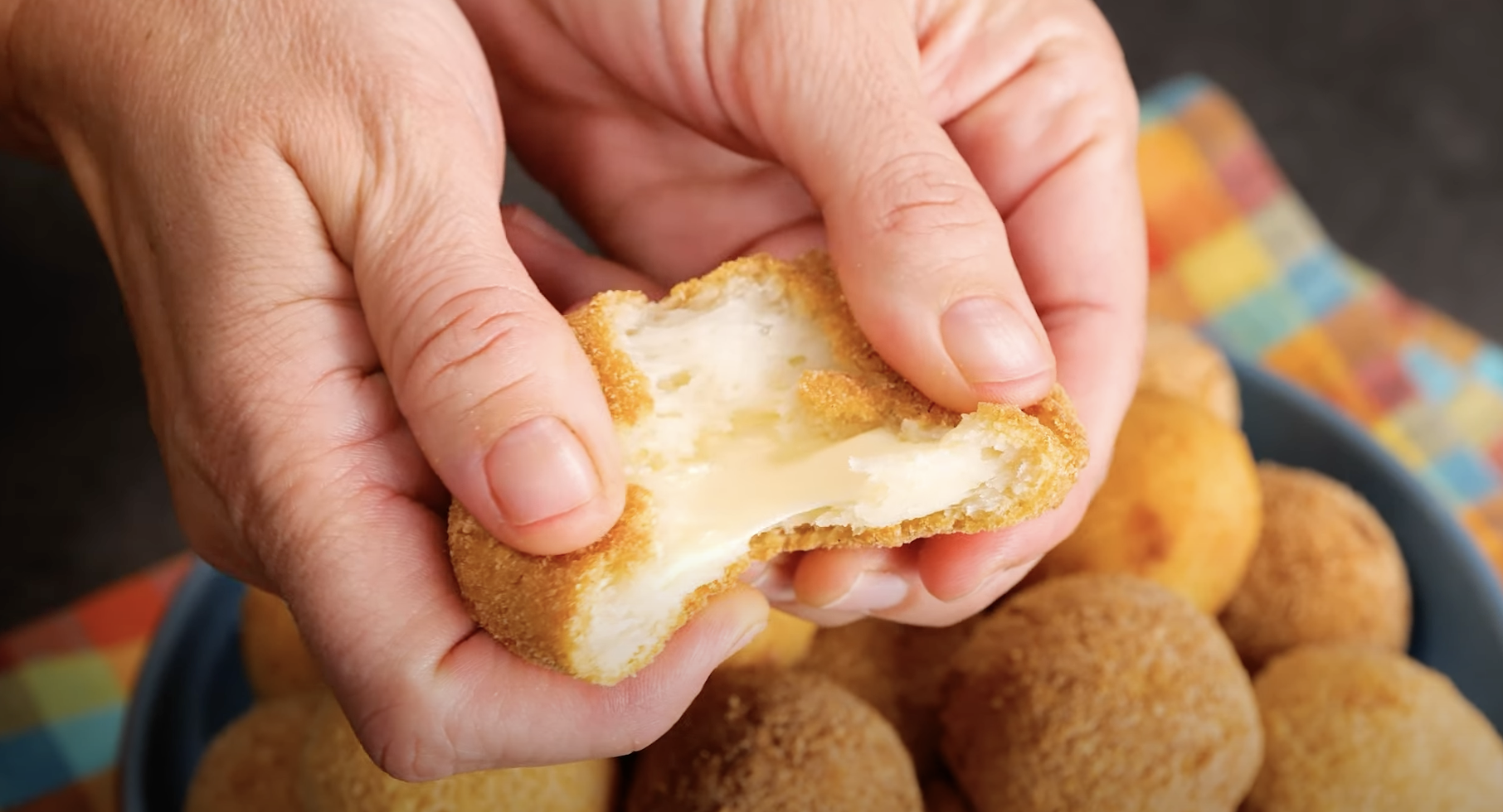 Křupavé bramborové kuličky plněné sýrem: Jednoduchý recept na dokonalý smažený snack