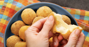 Smažené bramborové kuličky plněné sýrem: Jednoduchý recept na dokonalý smažený snack Křupavé bramborové kuličky plněné sýrem: Jednoduchý recept na dokonalý smažený snack